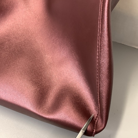 Elegant Burgundy Tote Bag with Gold Accent - Picture 11 of 12